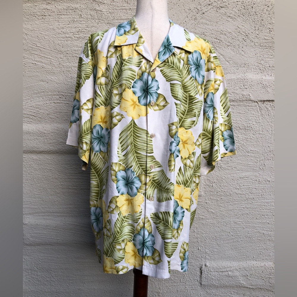 Tommy Bahama Hawaiian Short Sleeve Button Up Shirt. Size- L